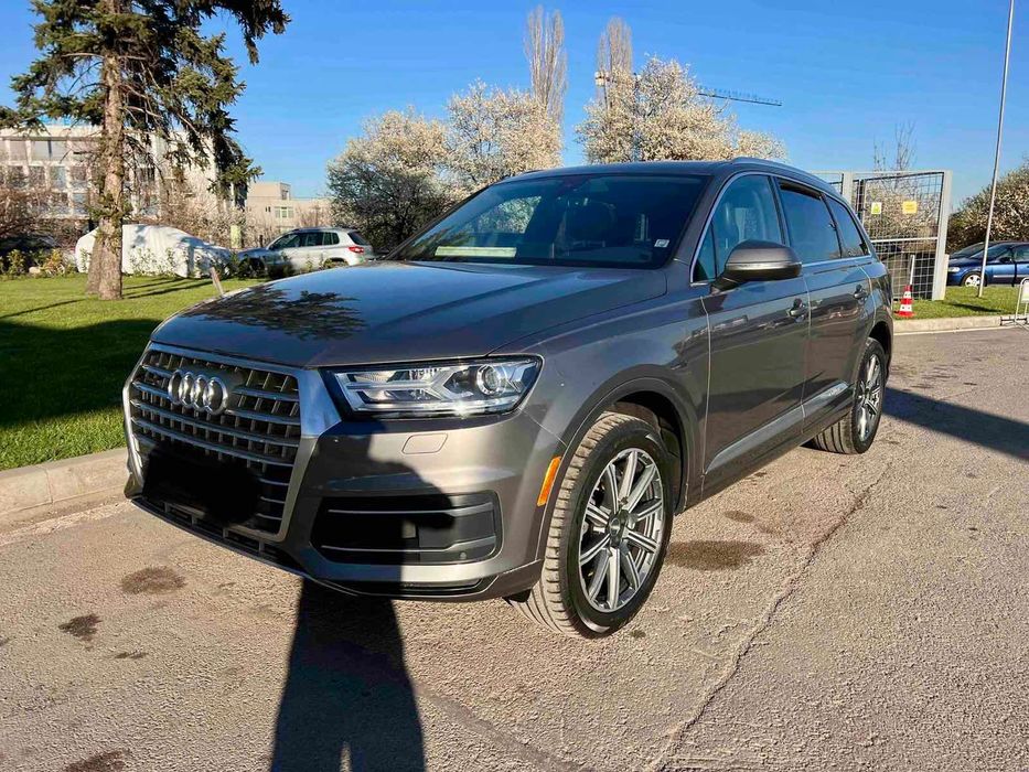 Сив джип Audi Q7