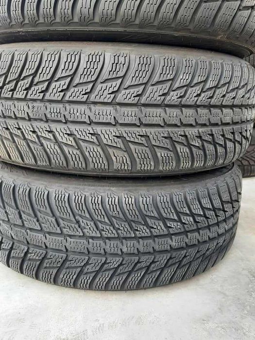 4 Броя 215/60/17 Nokian 2x8mm 2x6,8mm