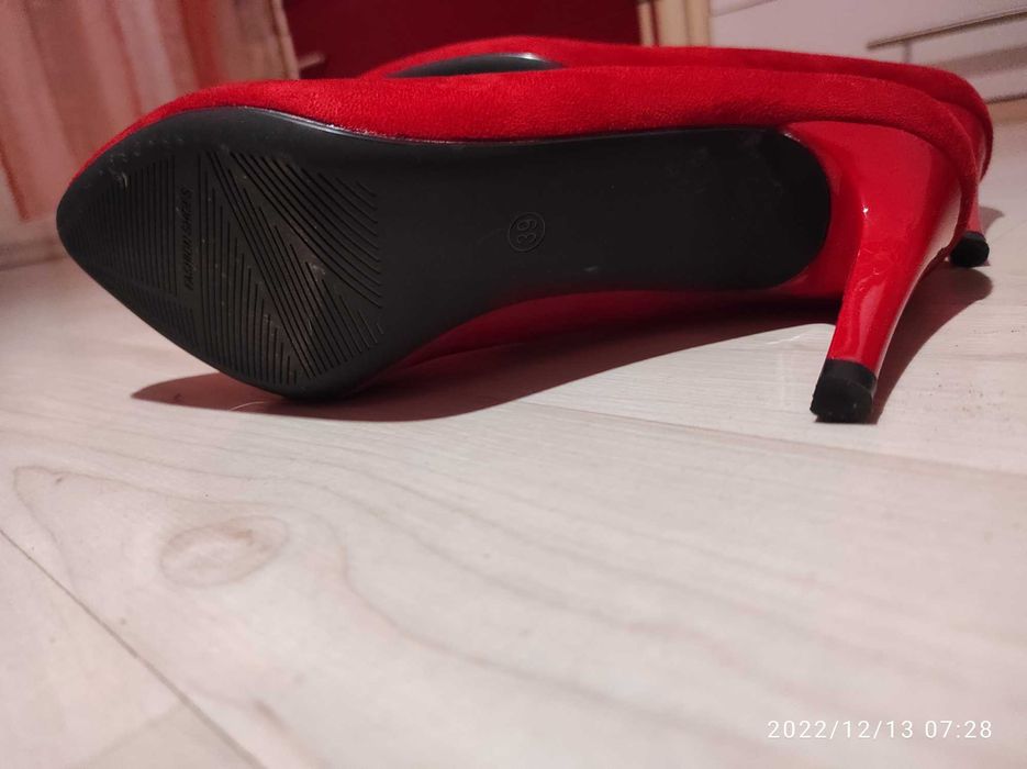 Продавам елегантни червени обувки на висок ток