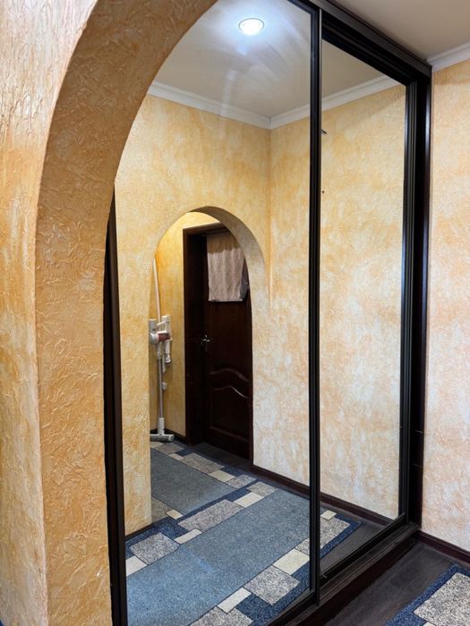 Зеркальный  шкаф