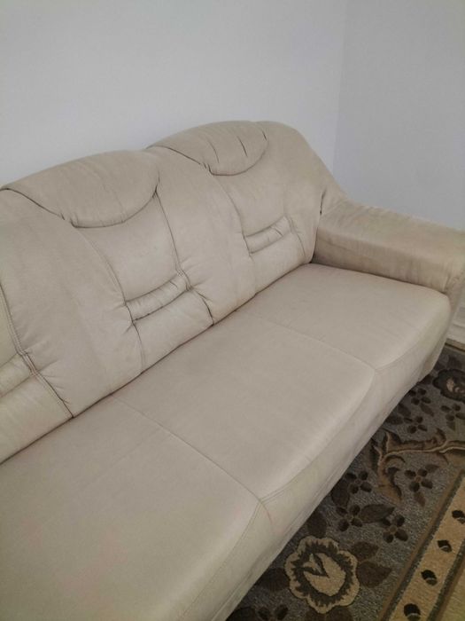 Vând canapea din catifea