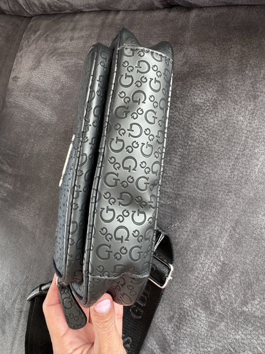 Чанта Guess в черно