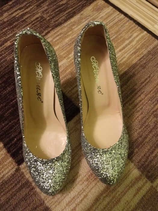 Чисто нови дамски обувки с брокат – елегантни и стилни