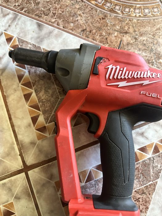 Aparat de popnituri onefprt milwaukee