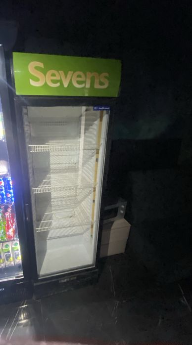 Продам холодильник витринный