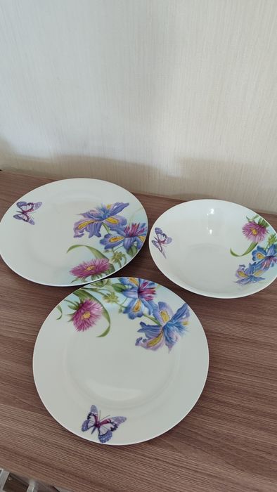 Продам набор тарелок