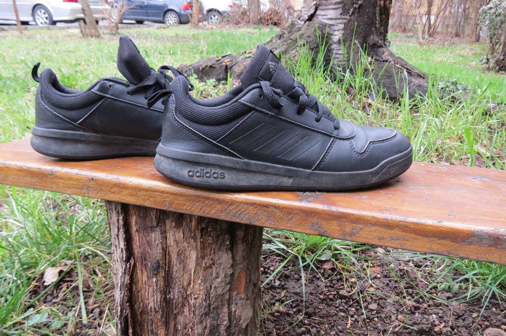 Adidasi casual negri