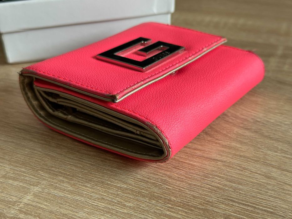 Оригинално дамско портомоне в електриков/неонов цвят, GUESS