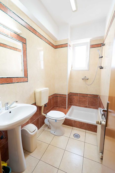 Cladire 510 mp utili, curte 500 mp, 7 locuri parcare