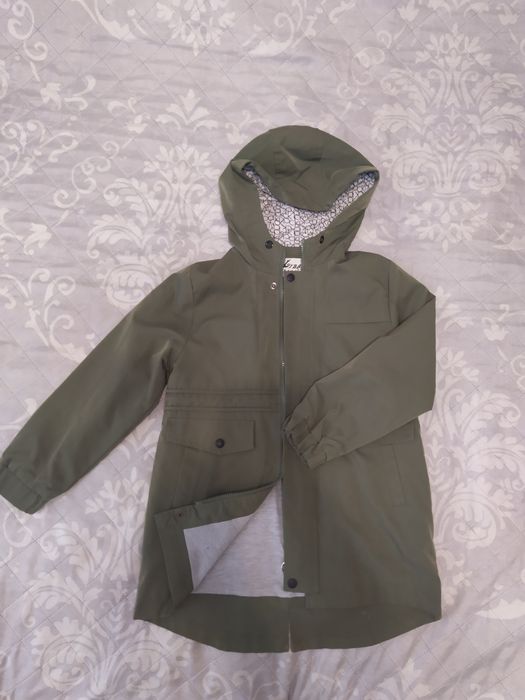 Плащ на 7-9 лет. В отличном состоянии.