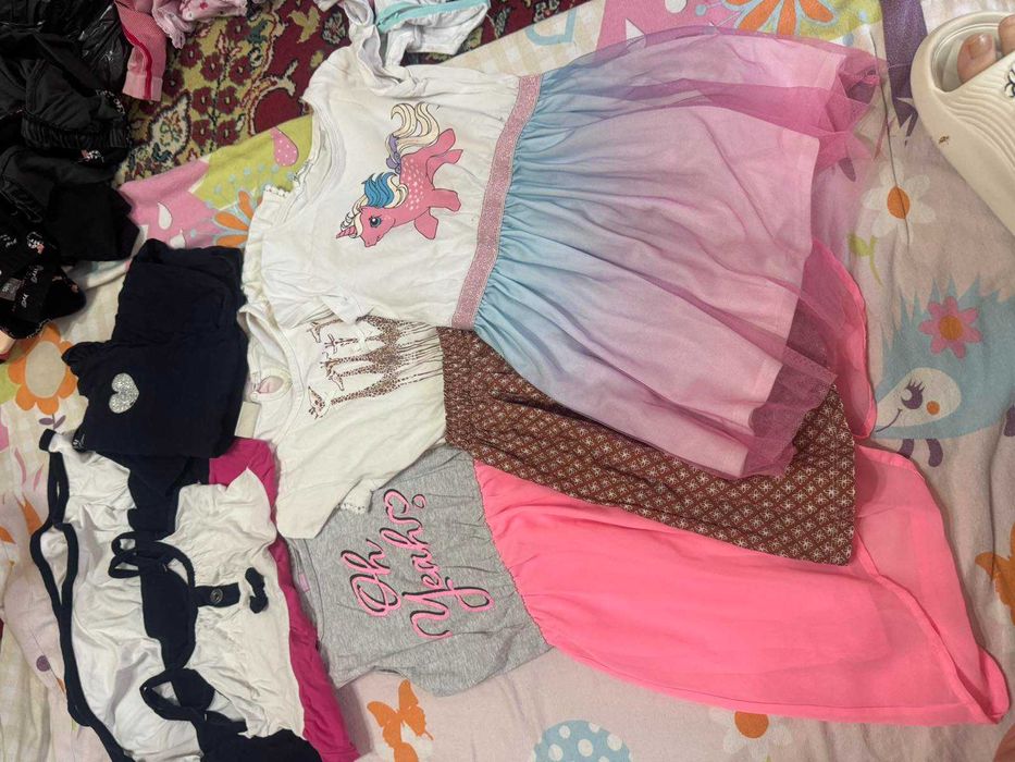 Комплекти, рокли, гащеризони и други дрехи