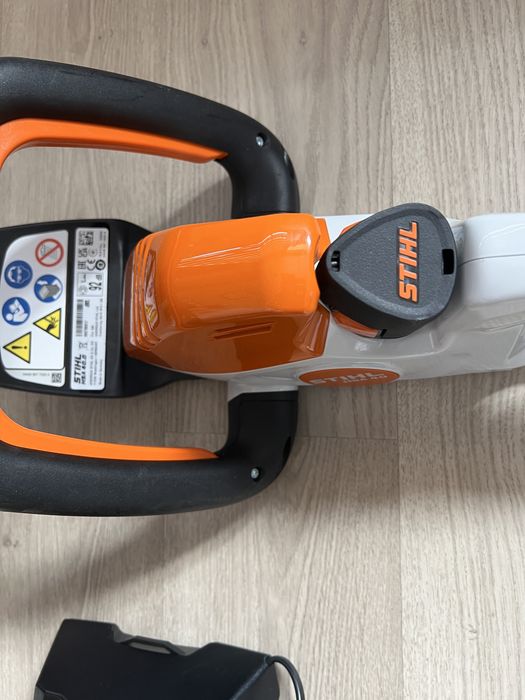 Foarfeca pentru gard viu Stihl HSA 40 cu ac. si inc-Noua