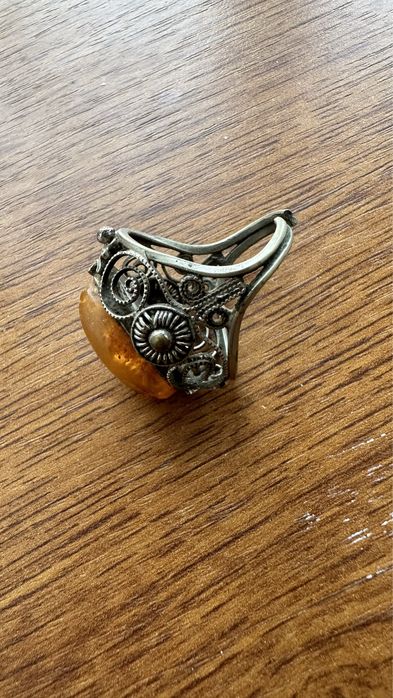 Серебреное кольцо с янтарем