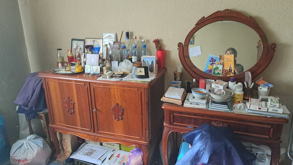 Mobilier lemn lacuit