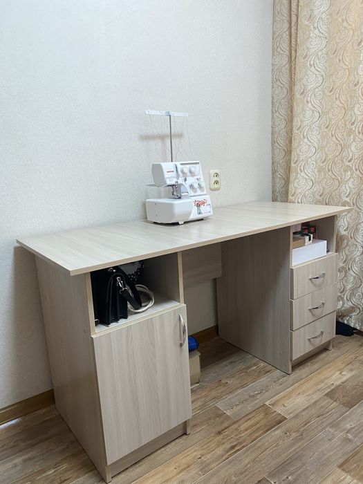 Продаю оверлок и стол.