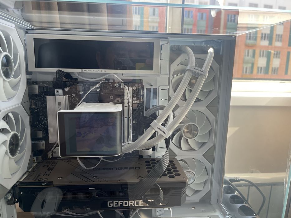 Игровой компьютер в белом исполнений