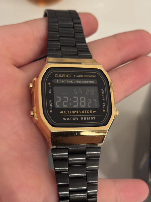 Casio Illuminator. Gold and black 40 евро