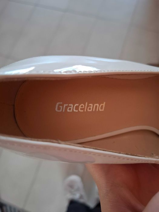 Официални бели токчета