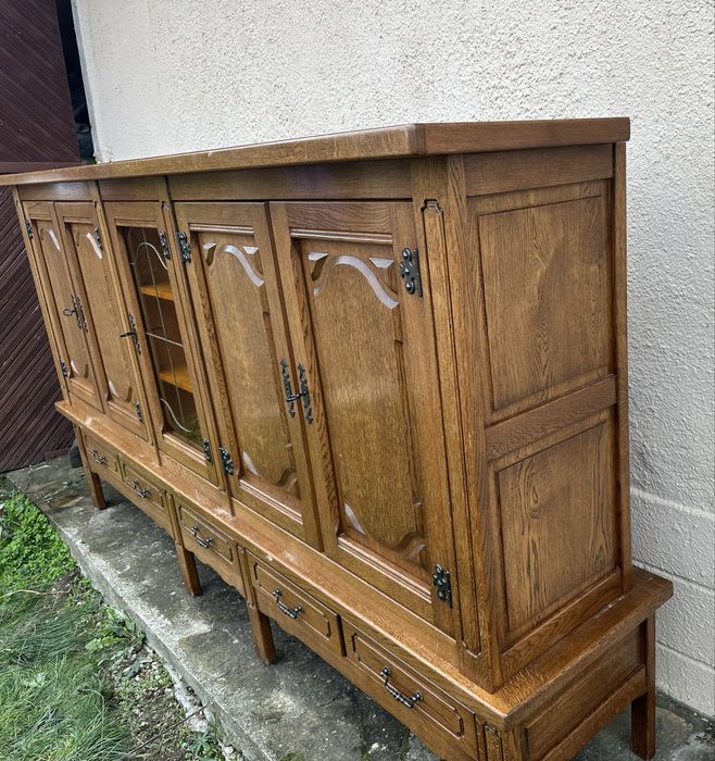 Голяма секция с витрина и чекмеджета