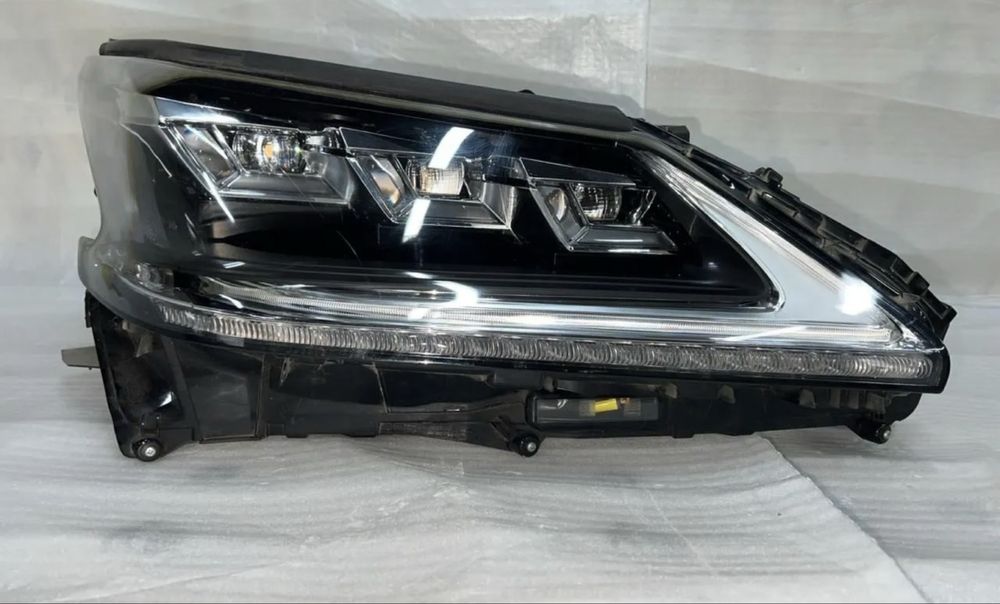 Фара правая на Lexux LX 570