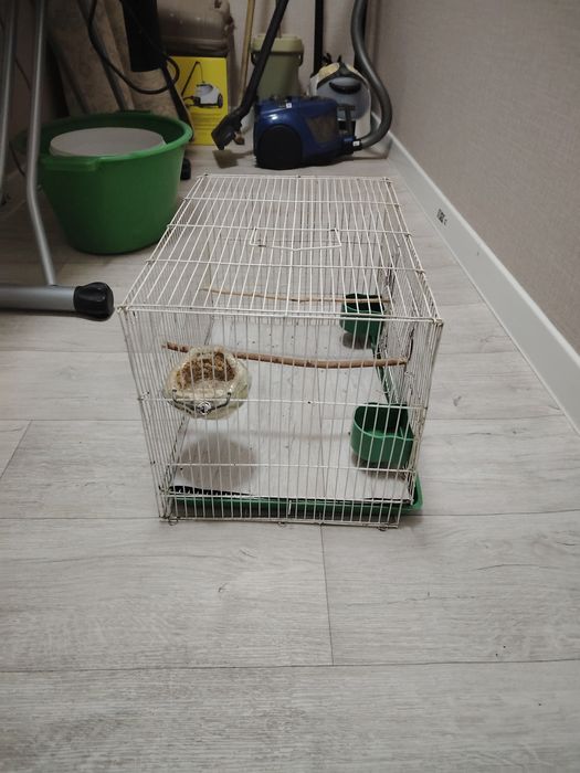 Продам клетку среднего размера