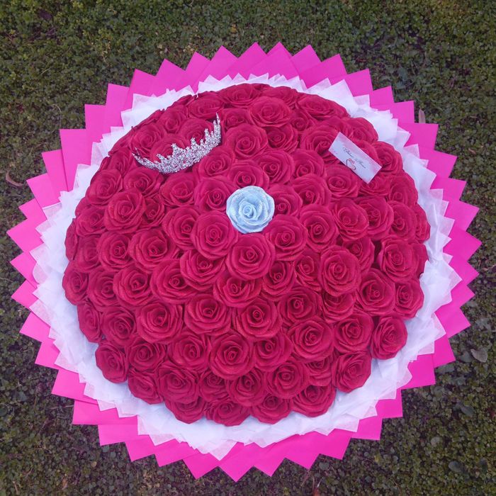 Buchet de 101 roșii cu ambalaj roz