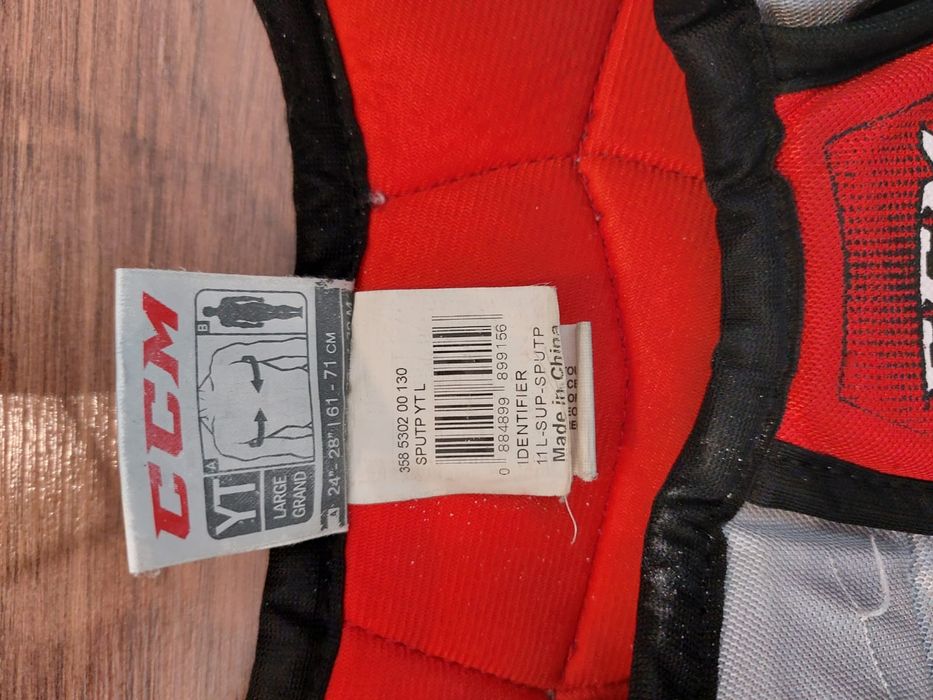 Продам клюшки шлем нагрудник