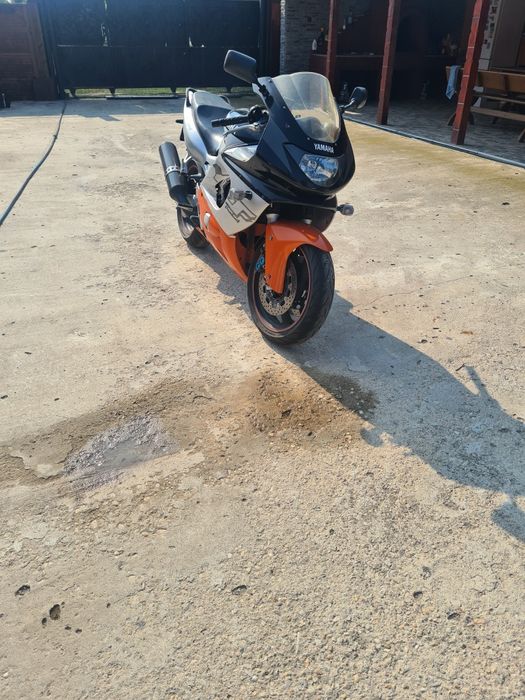 Motocicleta  Yamaha 74 kw.