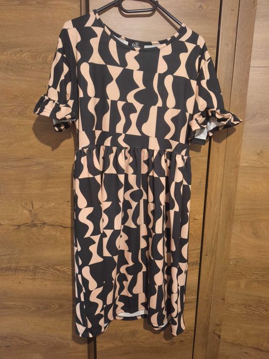 Рокля в черно и бежово