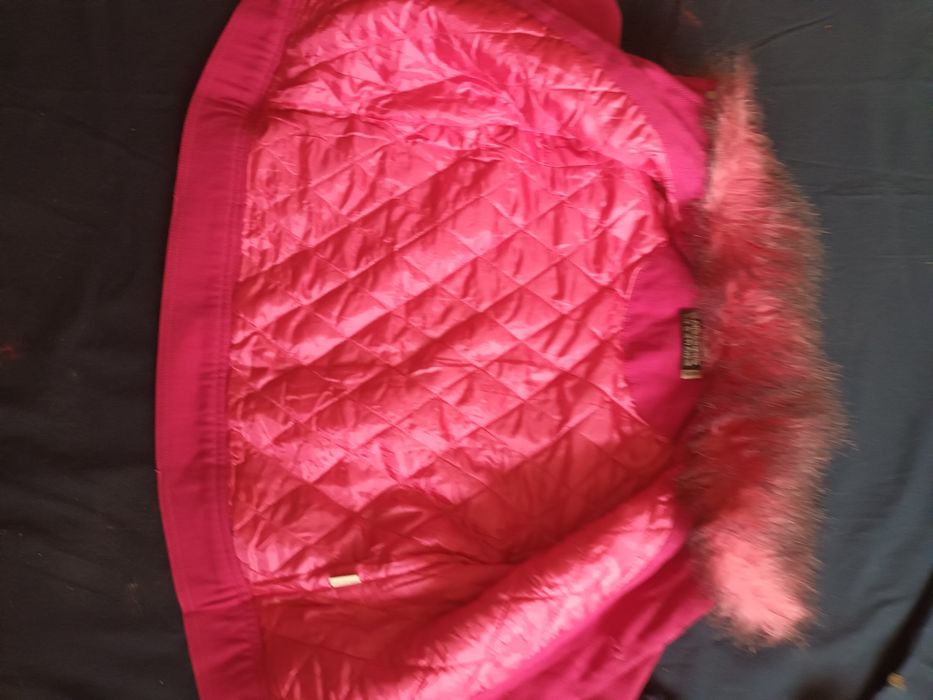 Поодам пальчиком на девочку