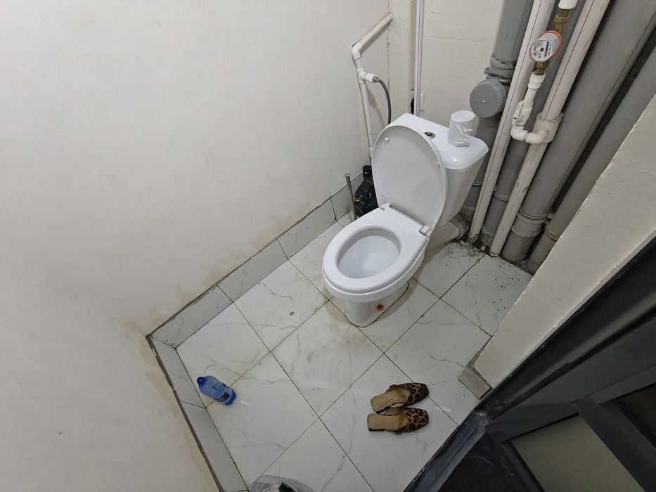 Kvartira bor 3 xonali dom 3-etaj yangi