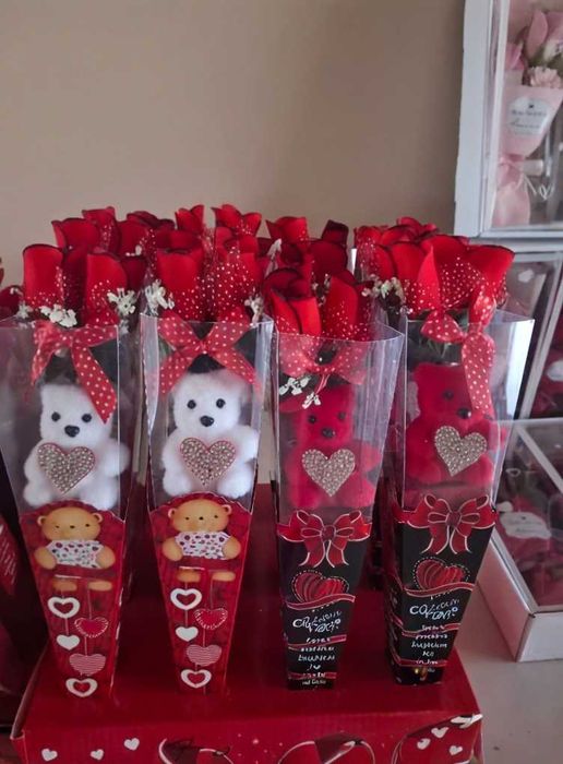 Плюшено мече с рози в букет, романтичен подарък