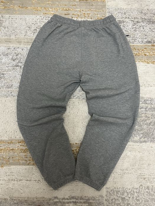 Серые спортивные брюки, Manifest