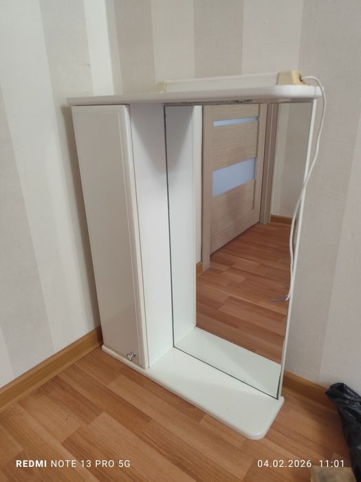 Шкаф подсветкой над умывальником