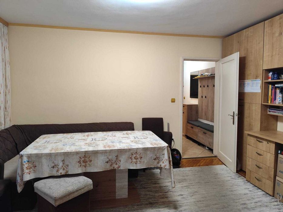 Apartament 3 camere, etaj 2/4, însorit, situat în Astra aproape de piață înconjurat de spații verzi