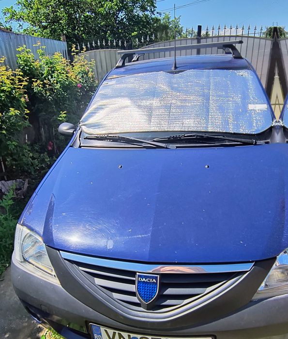 Dacia Logan ținută în garaj