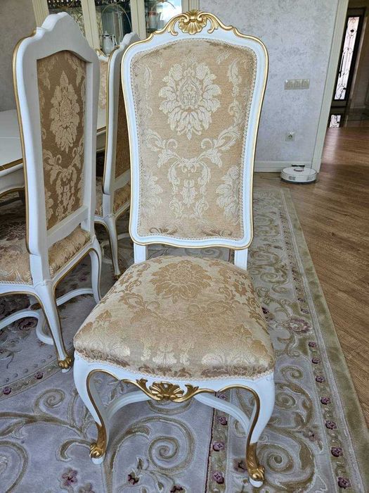 Стол и стулья для гостиной