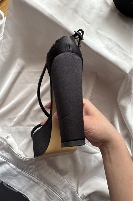 Черни сандали на ток