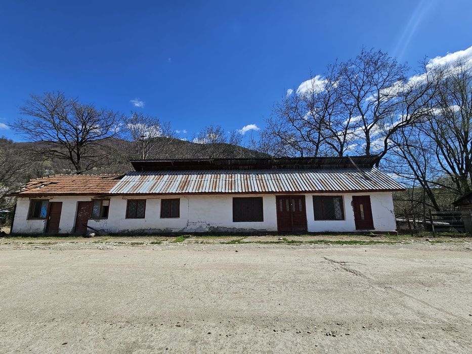 Vând teren (Edilo-Industrial )cu cladire in orasul Nehoiu;