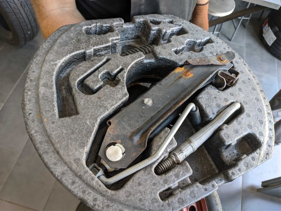 Комплект  Крик, ключ, кука - без гума - Volkswagen, Audi, Skoda, Seat