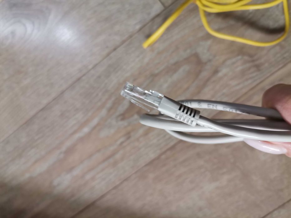 Провода с разными разъемами.