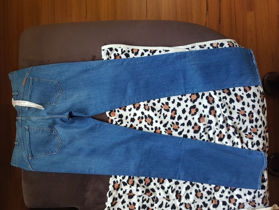 Продават се дънки Wrangler, Lee, Armani и панталон