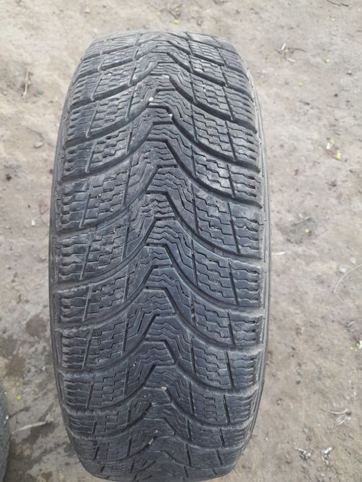 Продам резину всесезонка 195/60/15  безкамерка.без шишек и грыж за 5т.