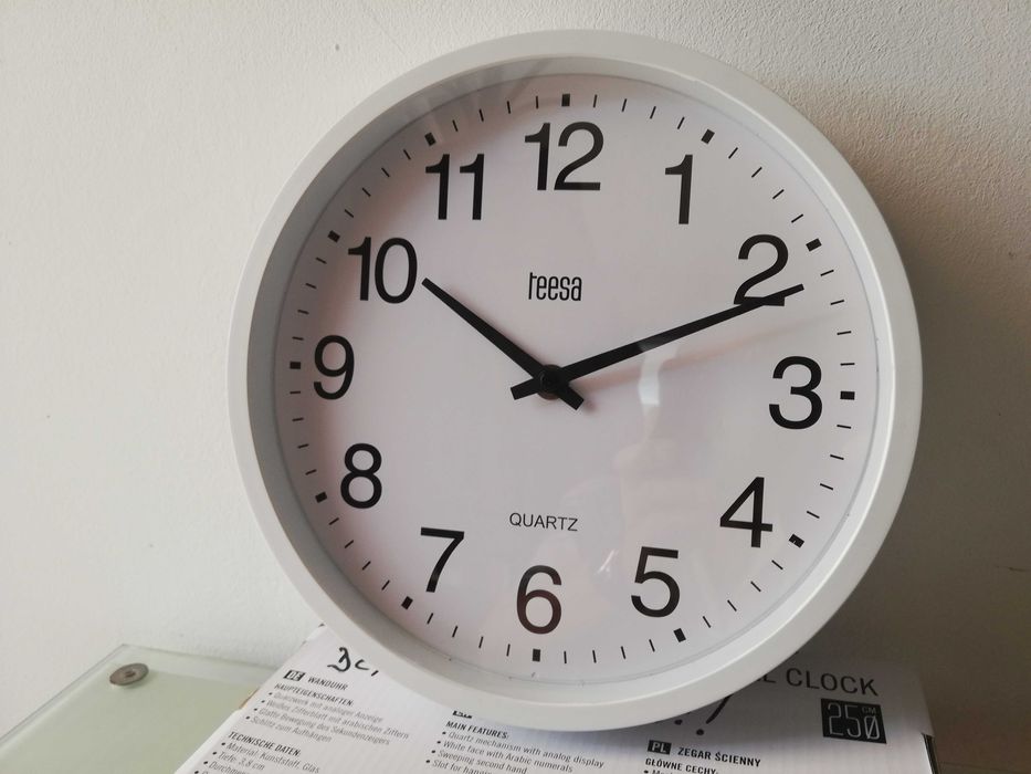 ceas de perete cu radio control 25 cm, nou