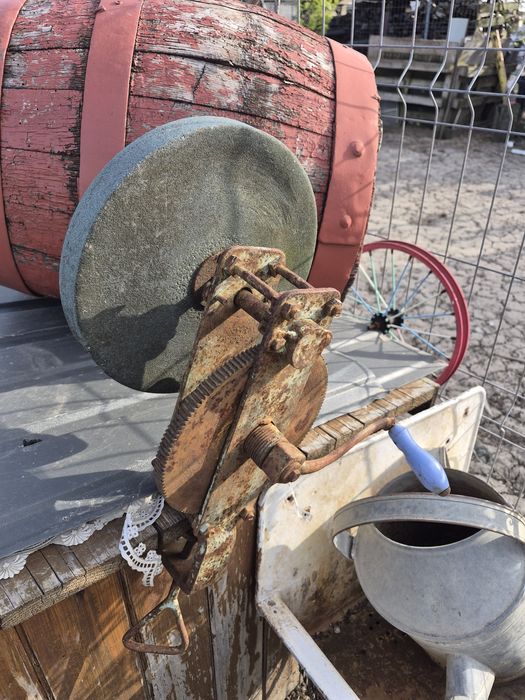 Polizor manual vechi cu pinioane