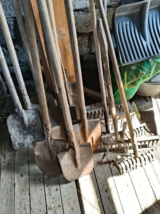 Продам лопаты, ключи.