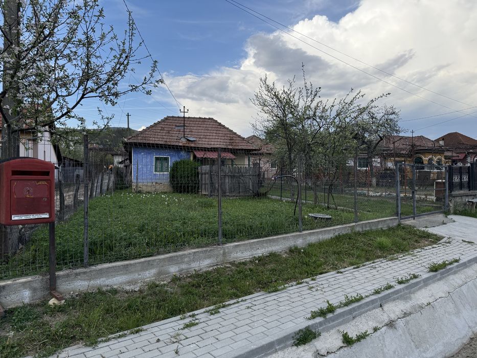Casă bătrânească + teren