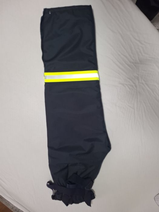 Vând  scurtă reprezentare (350) și costum izoterm(350)