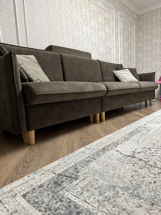 коричневый диван