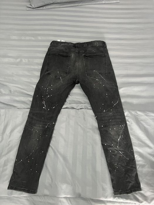 Blugi Bershka negri distressed/ripped cu stropi multicolori – mărimea 44